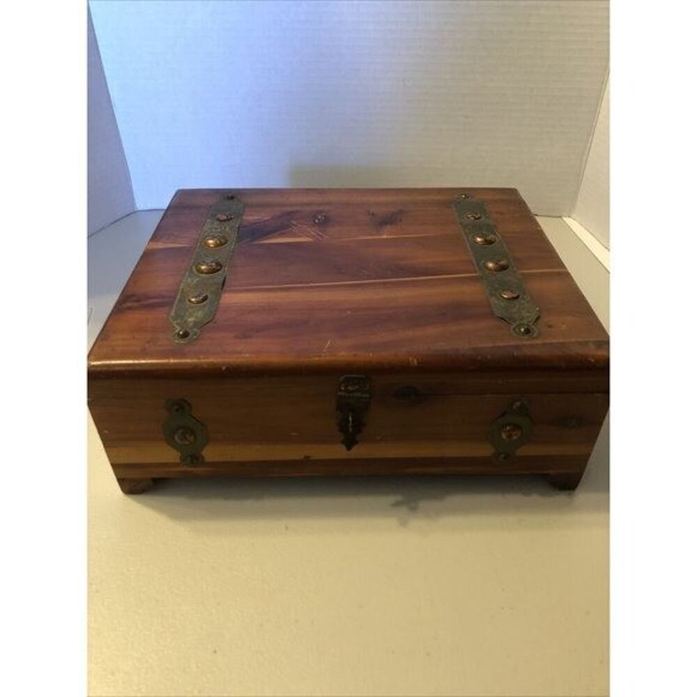 Vintage Cedar Wood Footed Jewelry/Trinket Box Neat old wooden box Natural decor
